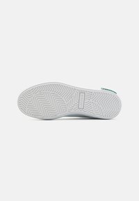 Lacoste POWERCOURT CHILDREN UNISEX - Tossud - white/green