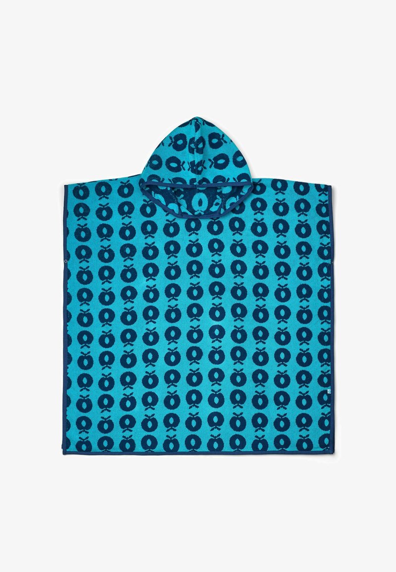 Modrý pončo ručník s kapucí, který má opakující se vzor tmavě modrých jablek a tmavě modrý lem podél okrajů.