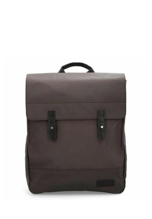 Dunkelbrauner rechteckiger Rucksack mit oberer Klappe, die mit zwei schwarzen Riemen und Druckknöpfen gesichert ist, sowie einem gepolsterten Griff.