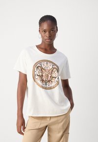 Balta trumpa rankovė t-shirt, vaizduojanti spalvingą drugelį apskritimo rašte, papuoštą auksiniais akcentais ir spirale.