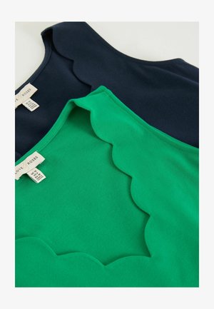 Kaks varrukateta pluusi, üks tumesinine ja üks roheline, mõlemal laineline kaeluse äär ja silt "Love & Roses".