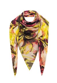 Sciarpa floreale con grandi motivi di fiori rosa, gialli e verdi su sfondo crema; tessuto leggero con forma triangolare.