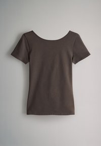 Pruun lühikeste varrukatega t-särk pehmest puuvillasest materjalist, ümar kaelusega ja kehasse selgitatava siluetiga, millel on sile tekstuur ja minimalistlik disain.