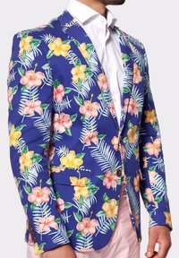 Niebieski żakiet w kwiaty z zielonymi liśćmi oraz różowymi i żółtymi kwiatami. Tkanina ma gładką fakturę, z pojedynczym guzikiem i detalem kieszeni.