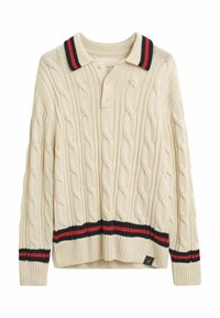 Cable-strikket polo sweater i creme med en rød og sort stribet krave og kant. Har tre knapper ved halsen. Blød tekstur og afslappet pasform.