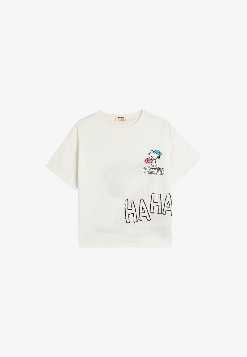 Weißes Baumwoll-T-Shirt mit Snoopy-Grafik, blauer Mütze, pinkem Gegenstand und schwarzem "HAHA"-Text. Boxy-Schnitt mit kurzen Ärmeln und Rundhalsausschnitt.