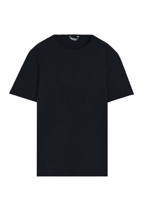 Camiseta negra lisa de manga corta con cuello redondo, colocada plana, con una pequeña etiqueta visible de la marca en el interior del cuello trasero.