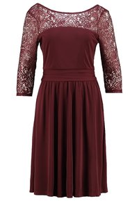 Robe rouge foncé longueur genou avec manches trois-quarts en dentelle et haut de poitrine en dentelle, taille cintrée et jupe fluide.