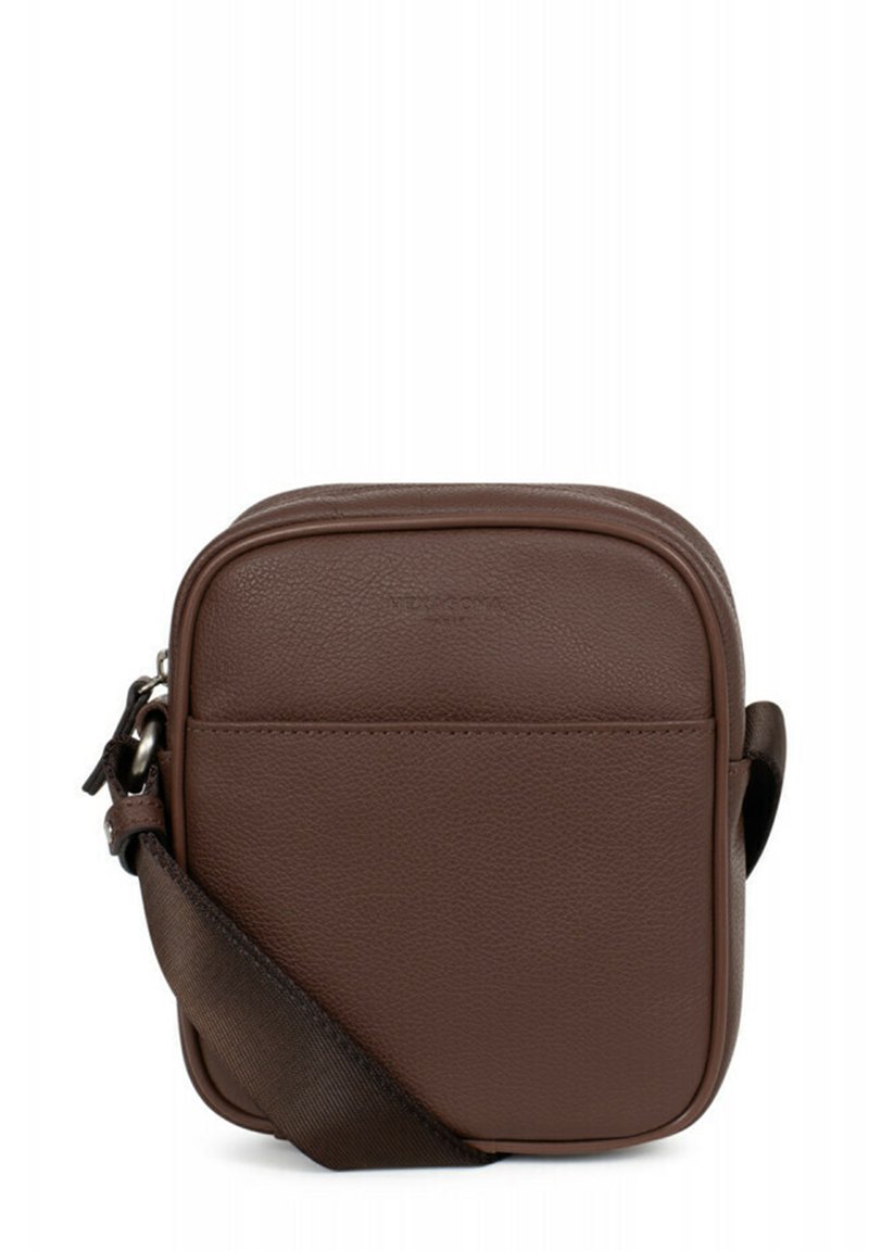 Borsa a tracolla in pelle marrone con una finitura lucida, forma rettangolare, chiusura con zip e tracolla in tessuto removibile. Tasca frontale visibile.