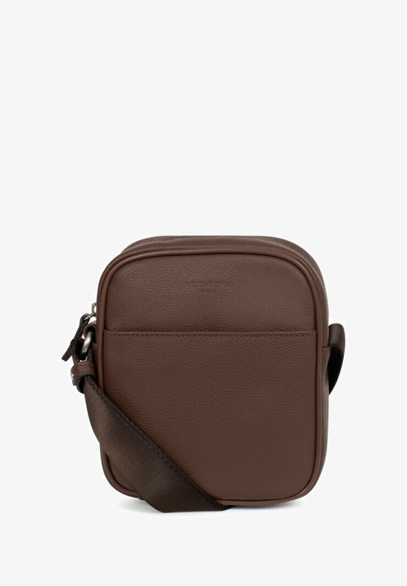 Bruine leren schoudertas met een glanzende textuur, rechte vorm, ritsluiting en een afneembare stoffen schouderriem. Voorkant met zichtbare zak.