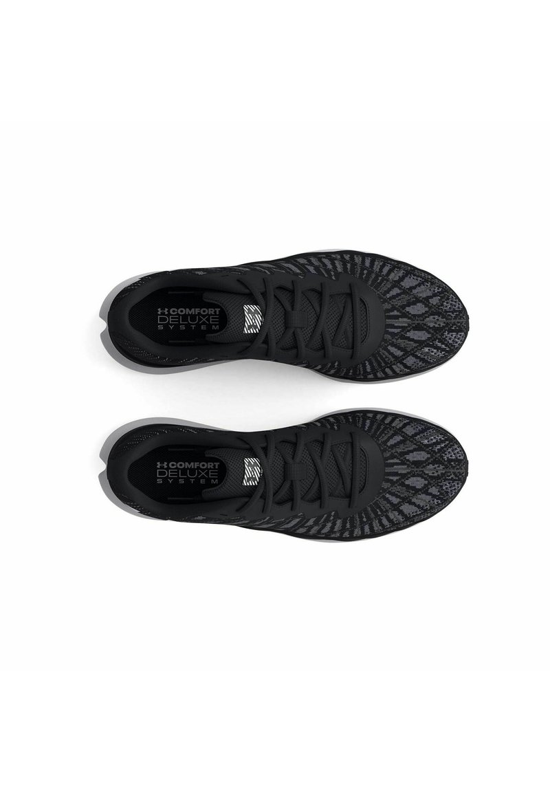 Schwarze Sportschuhe mit einem strukturierten Mesh-Obermaterial im Diamantmuster, flachen Schnürsenkeln und einer gepolsterten Sohle mit Logodetails.