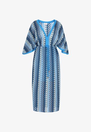 Plavi kaftan s uzorkom s V-izrezom, lepršavim rukavima i remenom na vezanje. Sadrži valovite uzorke u raznim nijansama plave, s jednim plavim rubom.