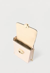 Pirosító rózsaszín bőrtáska arany kapoccsal és láncpánttal. Belsejében sima bézs bélés és rekeszek a rendszerezéshez.