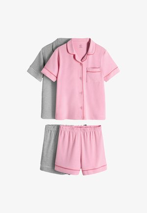 Dva kompleta pidžame s kratkim rukavima i gumbima, svaki s kratkim hlačama, jedan ružičasti s crvenim obrubom, a drugi sivi s bijelim obrubom.