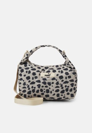 Kleine crèmekleurige en zwart gevlekte Puma-handtas met bovenhandvat en afneembare beige schouderriem, tegen een witte achtergrond.