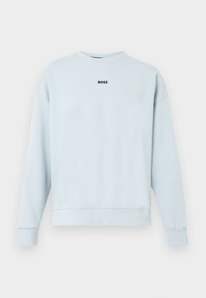 Hellblauer Pullover aus weichem Stoff mit rundem Ausschnitt, langen Ärmeln und einem schwarzen "BOSS"-Logo in der Mitte der Brust.