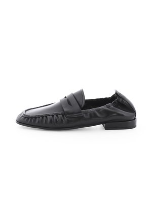 Schwarzer Leder-Slipper mit niedrigem Absatz, elastischem Fersenbereich und Mokassinnaht entlang der Seiten und der Zehenpartie.
