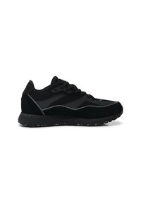 Sneaker sportivo nero con pannelli in rete e suede, chiusura con lacci e dettaglio della suola maculata, mostrato in profilo su sfondo bianco.