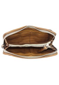 Portafoglio in pelle con una finitura color cuoio, dotato di chiusura con zip, numerosi scomparti per carte e due compartimenti, che offrono uno storage organizzato.