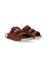 Bruine leren slippers met twee verstelbare banden en zilverkleurige hardware. Witte zool met een gestructureerd patroon voor grip.