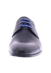 Schwarzer Lederschuh mit glatter Oberfläche, runder Zehenpartie und blauen Schnürsenkeln. Verfügt über eine flache schwarze Sohle und genähte Details entlang der Kanten.