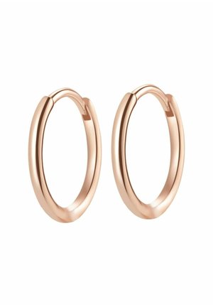 Para gładkich, polerowanych kolczyków kołowych z różowego złota z prostym mechanizmem zapinającym na białym tle.