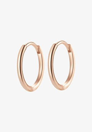 Paire de boucles d'oreilles créoles en or rose lisse et poli avec un mécanisme de fermeture simple sur fond blanc.