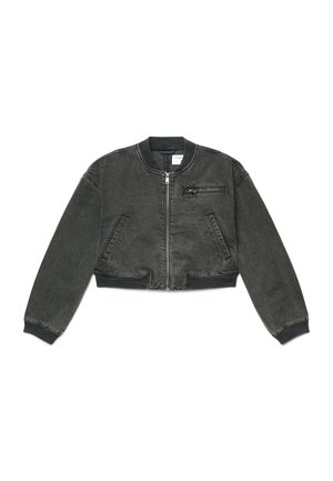 Giacca corta di denim nero con collo, polsini e orlo a costine, cerniera frontale, due tasche laterali e una tasca sul petto con cerniera.