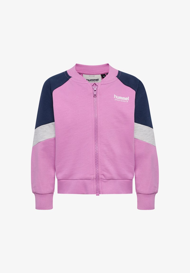 Veste zippée rose avec des manches en accent bleu marine et gris. Présente un col rond et des poignets côtelés. Logo imprimé sur la poitrine.