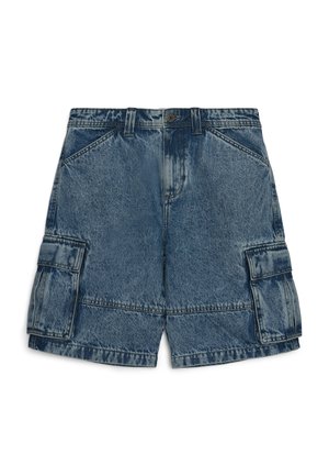 Pantaloncini di jeans in azzurro chiaro con effetto slavato, caratterizzati da due tasche laterali e due tasche cargo, chiusura con bottoni e passanti per cintura.