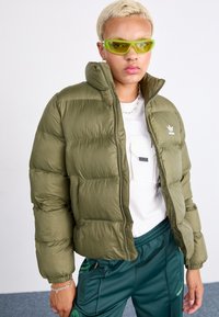 adidas Originals PUFFER - Žieminė striukė - olive strata