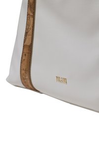 Borsa in pelle bianca con un'accentuazione texturizzata color tan e un design a mappa, nome del brand in rilievo dorato e una finitura liscia.