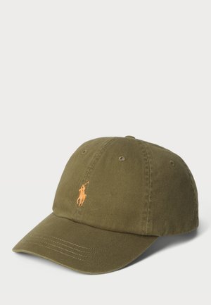 Chapéu de beisebol em algodão verde-azeitado com uma aba curva, apresentando um logótipo bordado em laranja de um jogador de polo na frente e ilhoses de metal.
