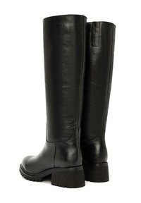 Botas de cuero negro hasta la rodilla con un acabado texturizado, punta redondeada y tacón grueso; cuentan con una suela resistente para mayor durabilidad.