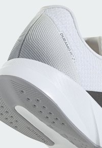 Duramo RC 2 Sneakers mit einem strukturierten Obermaterial aus grauem und weißem Mesh, gepolsterter Ferse und einer Gummisohle mit einem Traktionsmuster.