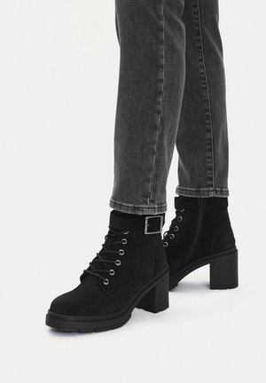 - Botki na platformie