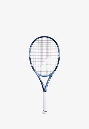 Blåt tennisracket med tekstureret greb, oval hoved og et gittermønster af strenge. Brandlogoet er synligt på grebet.