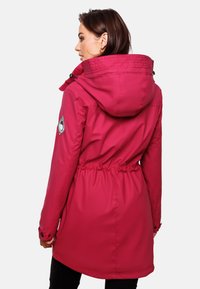 Fuchsia waterdichte jas met een tailleband, verstelbare capuchon en drukknopen. Bevat een logopatch op de linker mouw.