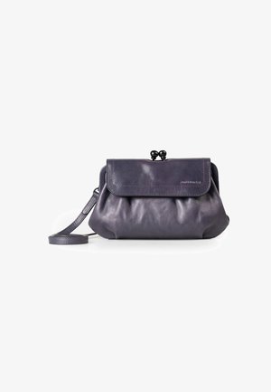Dunkelviolette Lederhandtasche mit plissiertem Design, kurzem Tragegurt und Verschluss mit zwei Kugeln. Glatte Textur, minimale Markenkennzeichnung.