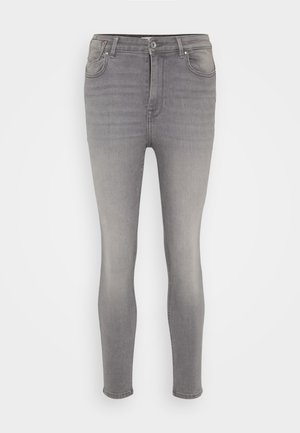 Jeans de ganga cinzentos com um corte slim, apresentando um fecho de botão, cinco bolsos e desbotamento subtil ao longo das pernas. Textura suave, sem padrões.