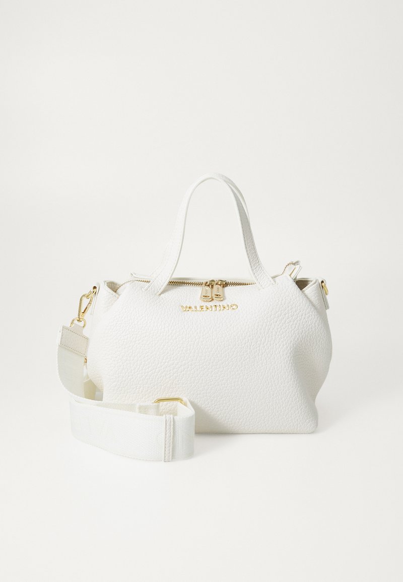 Λευκή δερμάτινη τσάντα χειρός με υφή, χρυσές μεταλλικές λεπτομέρειες, διπλές λαβές και αποσπώμενο λουρί με ανάγλυφο λογότυπο.