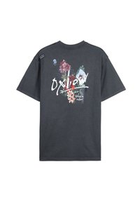 T-shirt en coton gris foncé avec un motif floral multicolore et le texte « Oxbow stoked by nature » imprimé au dos.