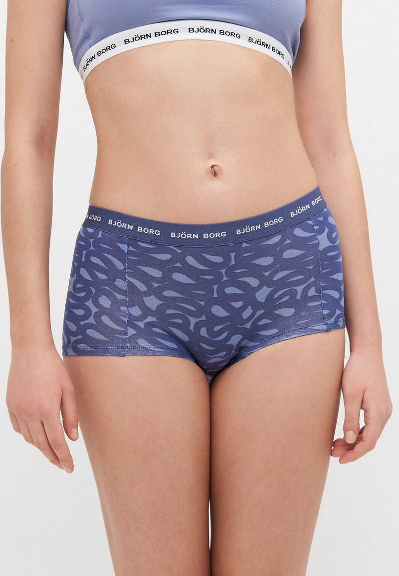 Marineblauwe boyshorts met een lichtblauw abstract patroon. Gemaakt van een zachte stof, met een soepele elastische tailleband met "BJÖRN BORG" branding.