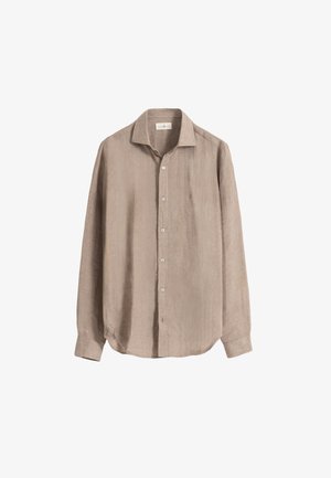 Camisa de lino beige de manga larga con botones en la parte delantera y cuello clásico, mostrada sobre un fondo blanco.
