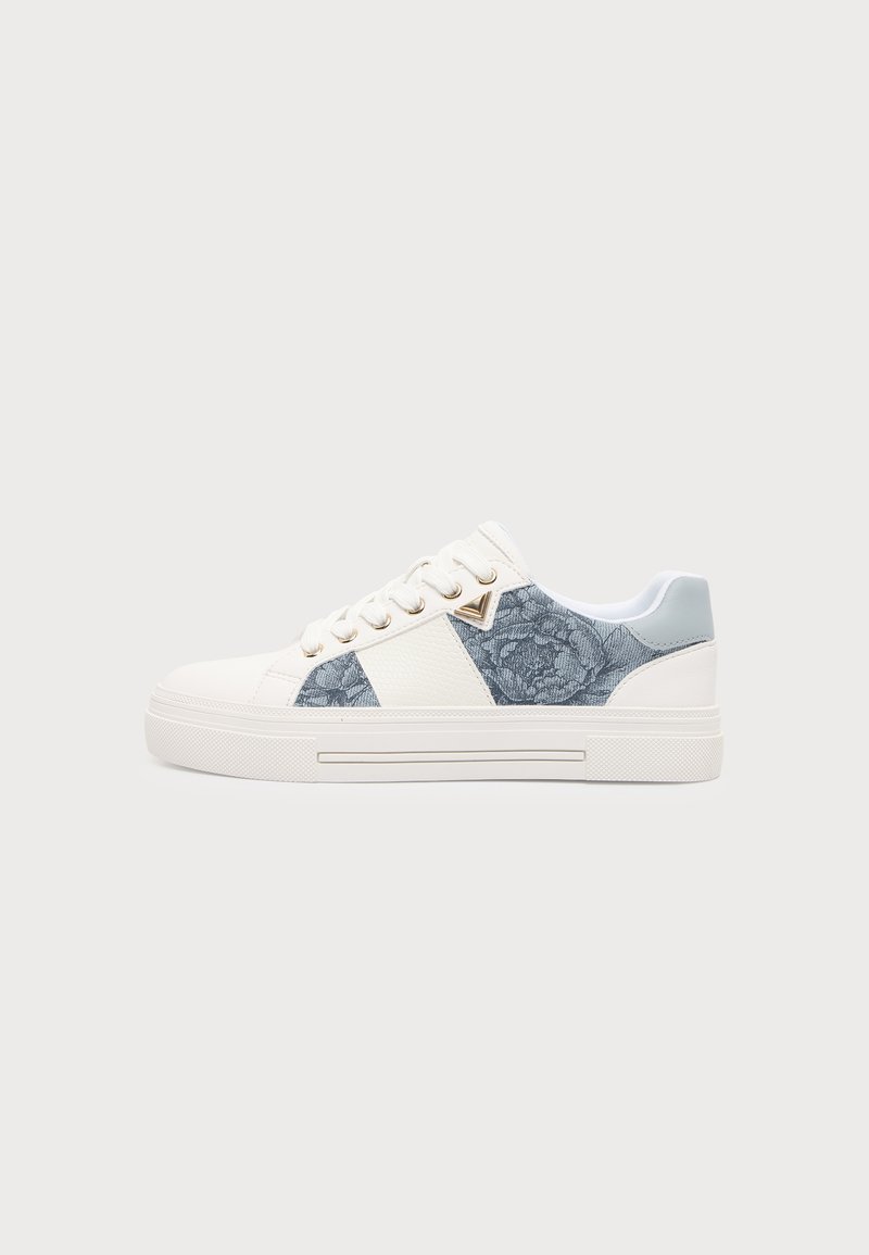 Baskets basses blanches avec motif de lacets bleus sur le côté, lacets blancs et semelle en caoutchouc blanche avec rembourrage au talon.