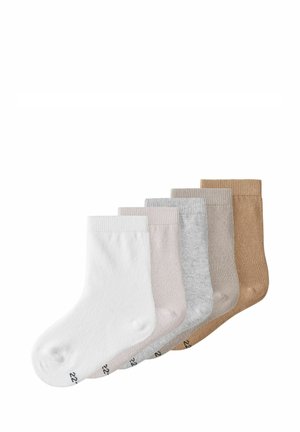 Ensemble de six paires de chaussettes courtes en blanc, rose clair, gris et beige. Présente une texture douce et côtelée avec des bords élastiques.