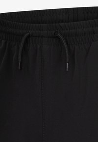 Shorts de sport noirs dotés d'une taille élastique avec un cordon de serrage. Fabriqués à partir d'un matériau lisse et léger, avec des coutures bien réalisées.