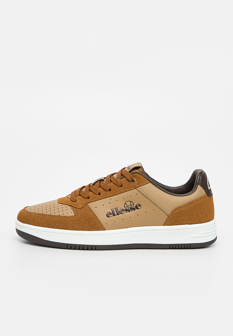 Sneaker color beige con una combinazione di texture liscia e scamosciata. Presenta dettagli perforati, lacci marroni e una suola in gomma bianca.