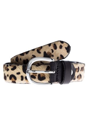 Ceinture avec imprimé léopard, boucle en métal argenté et passant en cuir noir, roulée lâchement sur un fond blanc.