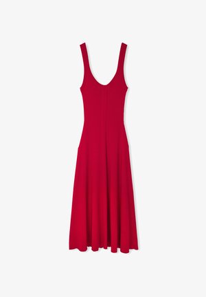 Czerwona sukienka bez rękawów z dekoltem w serek, dopasowaną górą i rozkloszowanym dołem. Wykonana z prążkowanej tkaniny o gładkiej fakturze.